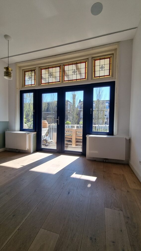 Interieur met dubbele deuren en donkere kozijnen door Select Kozijnen
