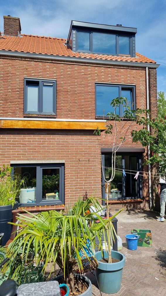 Bakstenen gevel met zwarte kozijnen door Select Kozijnen