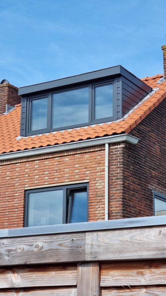Dakkapel met donkere kozijnen en rode dakpannen door Select Kozijnen