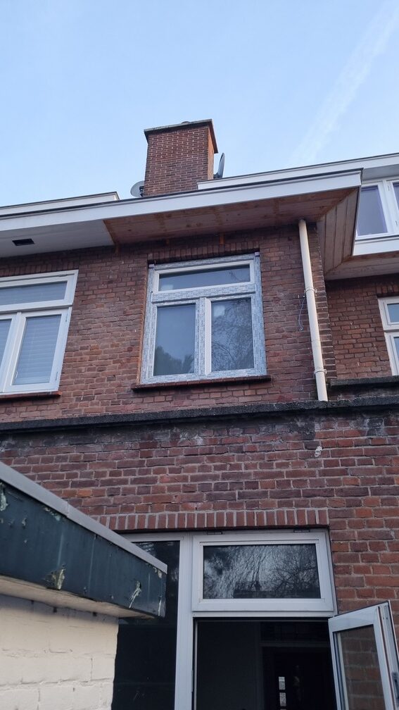 Bakstenen gevel met wit raamkozijn door Select Kozijnen
