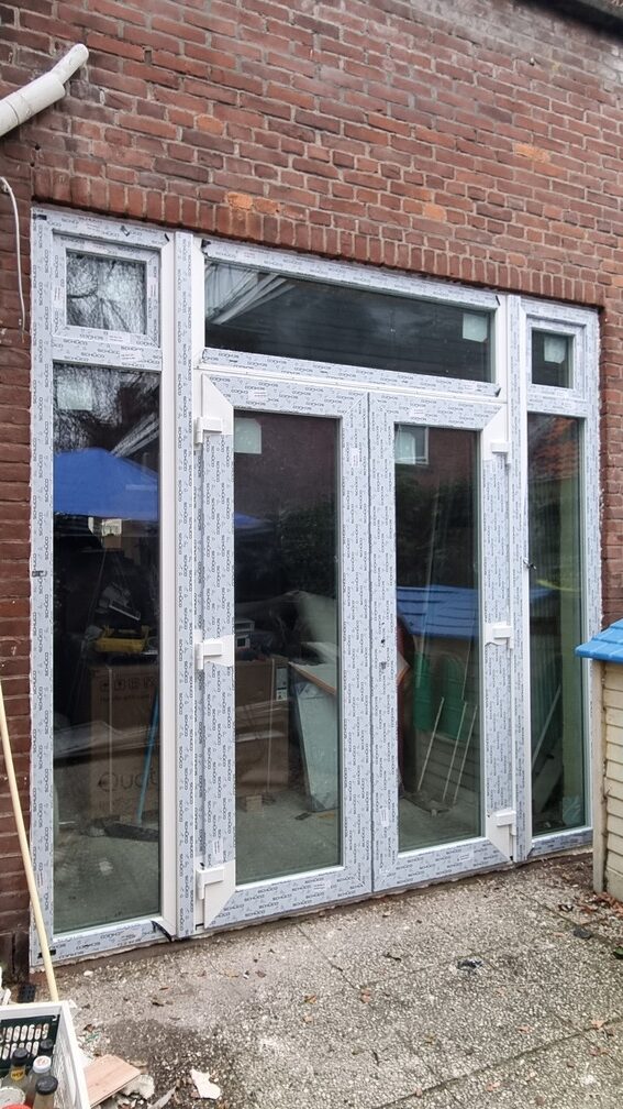 Woninggevel met nieuwe kozijnen en balkon door Select Kozijnen