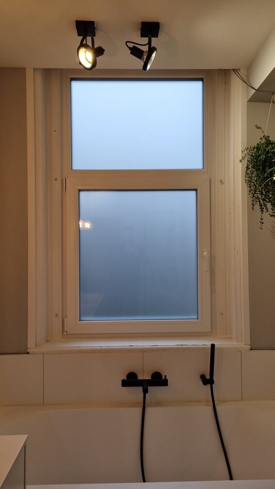 Wit houten kozijn met matglas en bovenlicht, door Select Kozijnen