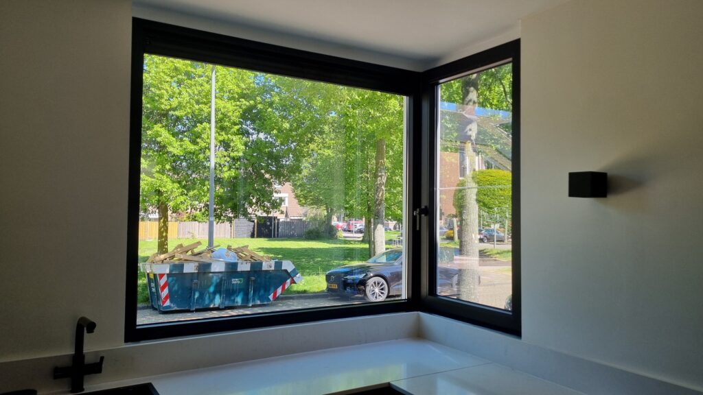 Interieur met groot raam en uitzicht op tuin door Select Kozijnen