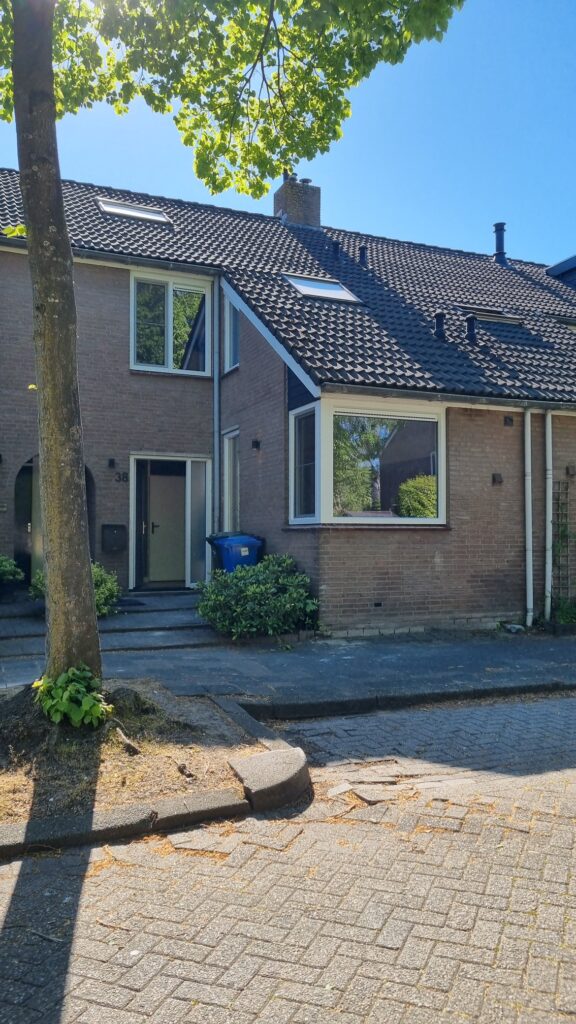 Woning met lichte kozijnen en schuine daklijn door Select Kozijnen