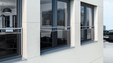 Moderne gevel met balkon en donkere kozijnen door Select Kozijnen