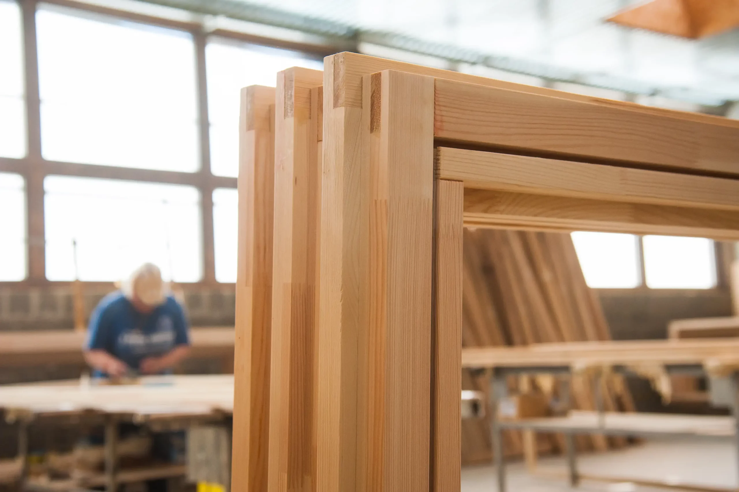 Houten kozijnprofielen in werkplaats van Select Kozijnen