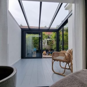 Moderne serre met glazen dak en zwarte kozijnen door Select Kozijnen