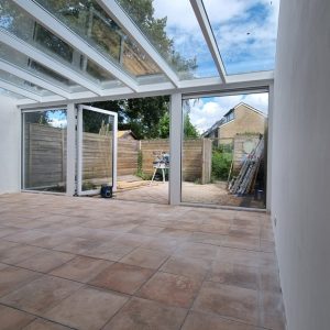 Glazen overkapping met schuifpui aan woning door Select Kozijnen