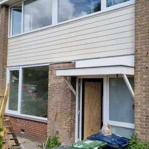 Woning met lichte gevelbekleding en raamkozijnen door Select Kozijnen