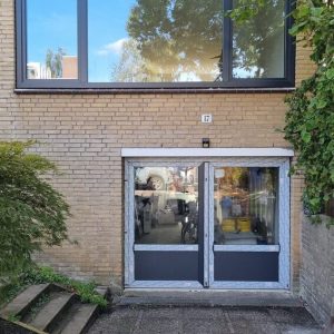 Schuifpui met donkere kozijnen aan lichte gevel door Select Kozijnen