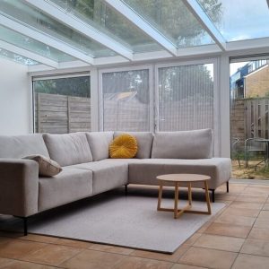 Serre interieur met glazen dak en zitruimte door Select Kozijnen