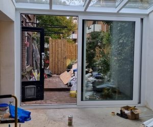 Schuifpui met zicht op tuin en terras door Select Kozijnen