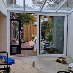 Schuifpui met zicht op tuin en terras door Select Kozijnen