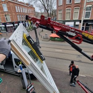Montagewagen met kozijn op bouwlocatie van Select Kozijnen
