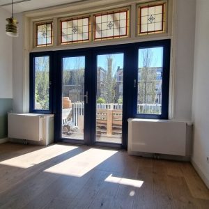 Interieur met dubbele deuren en donkere kozijnen door Select Kozijnen