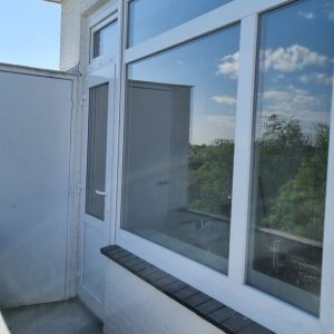 Wit raamkozijn met reflecterend glas door Select Kozijnen