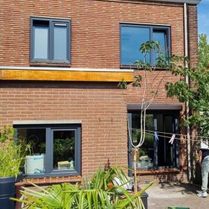 Bakstenen gevel met zwarte kozijnen door Select Kozijnen