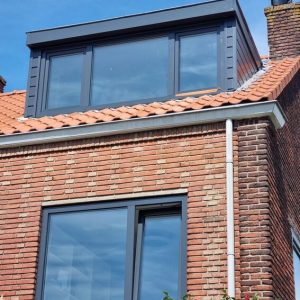 Dakkapel met moderne donkere kozijnen door Select Kozijnen