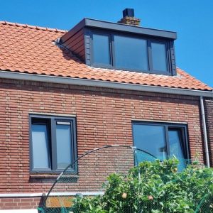 Dakkapel met donkere kozijnen en rode dakpannen door Select Kozijnen
