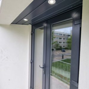 Dakkapel met donkere kozijnen en rode dakpannen door Select Kozijnen