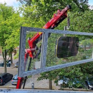 Kozijnmontage met hijskraan bij woning door Select Kozijnen