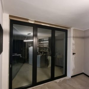 Moderne schuifpui met donkere kozijnen geplaatst door Select Kozijnen