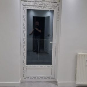 Nieuwe voordeur of kozijnopening in renovatieruimte door Select Kozijnen