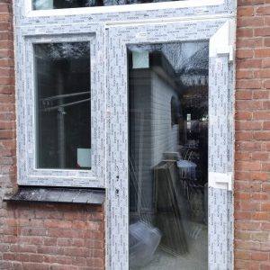Renovatiegevel met nieuwe donkere kozijnen door Select Kozijnen