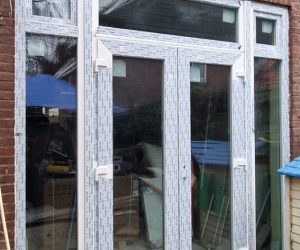 Woninggevel met nieuwe kozijnen en balkon door Select Kozijnen