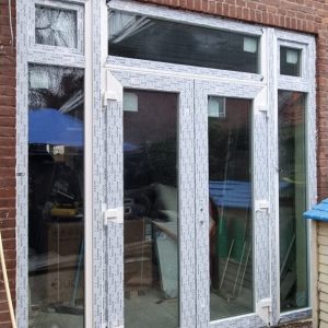 Woninggevel met nieuwe kozijnen en balkon door Select Kozijnen