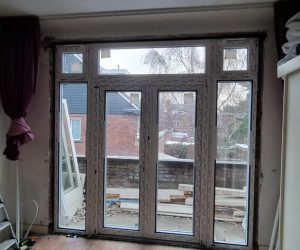 Interieur met donkere dubbele deuren en bovenlichten door Select Kozijnen