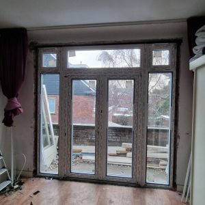 Interieur met donkere dubbele deuren en bovenlichten door Select Kozijnen