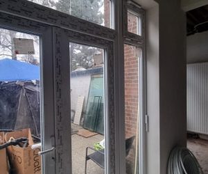 Donkere kozijnen geplaatst in renovatieruimte door Select Kozijnen