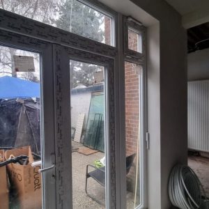 Donkere kozijnen geplaatst in renovatieruimte door Select Kozijnen