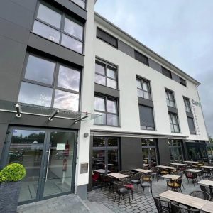 Appartementengebouw met moderne balkons en kozijnen door Select Kozijnen
