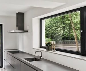 Interieur met groot raam en keukenruimte door Select Kozijnen
