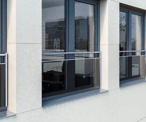 Moderne gevel met balkon en donkere kozijnen door Select Kozijnen