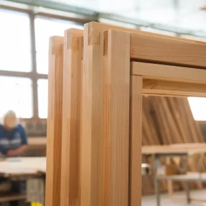 Houten kozijnprofielen in werkplaats van Select Kozijnen