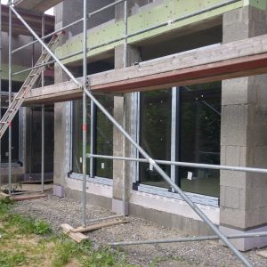 Kozijnmontage bij woning met steigers door Select Kozijnen