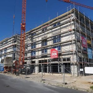 Bouwproject met steigers en gevelrenovatie door Select Kozijnen